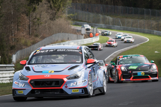 현대자동차가 15일(현지시간) 독일 뉘르부르크링 서킷에서 열린 6시간 예선전에 'i30 N TCR' 2대를 출전해 완주에 성공했다. 경기 출전 차량은 현대차가 판매용으로 개발한 최초 서킷용 경주차다. 2.0터보 직분사 엔진과 6단 시퀀셜 변속기를 적용했다. 예선전에서 주행 중인 i30 N TCR. <현대자동차 제공>